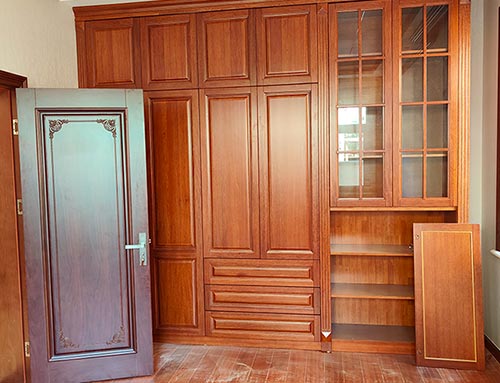 鹿邑中式家庭装修里定制的实木衣柜效果图